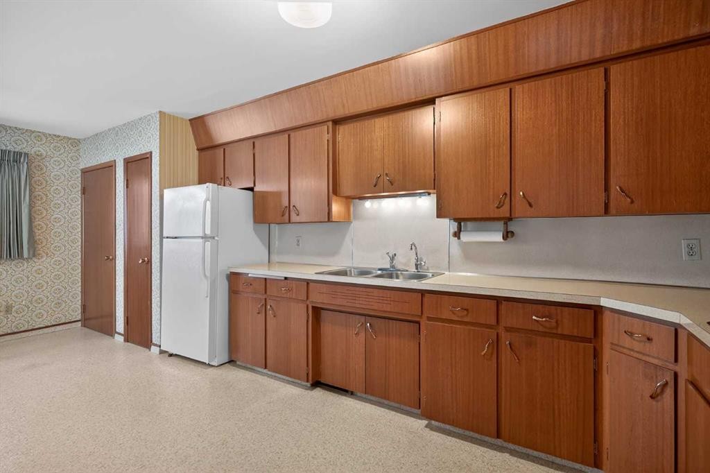 337 Capri Avenue Nw, Calgary, AB - Indoor Photo Showing Kitchen With Double Sink