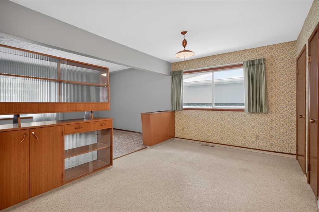337 Capri Avenue Nw, Calgary, AB - Indoor Photo Showing Other Room