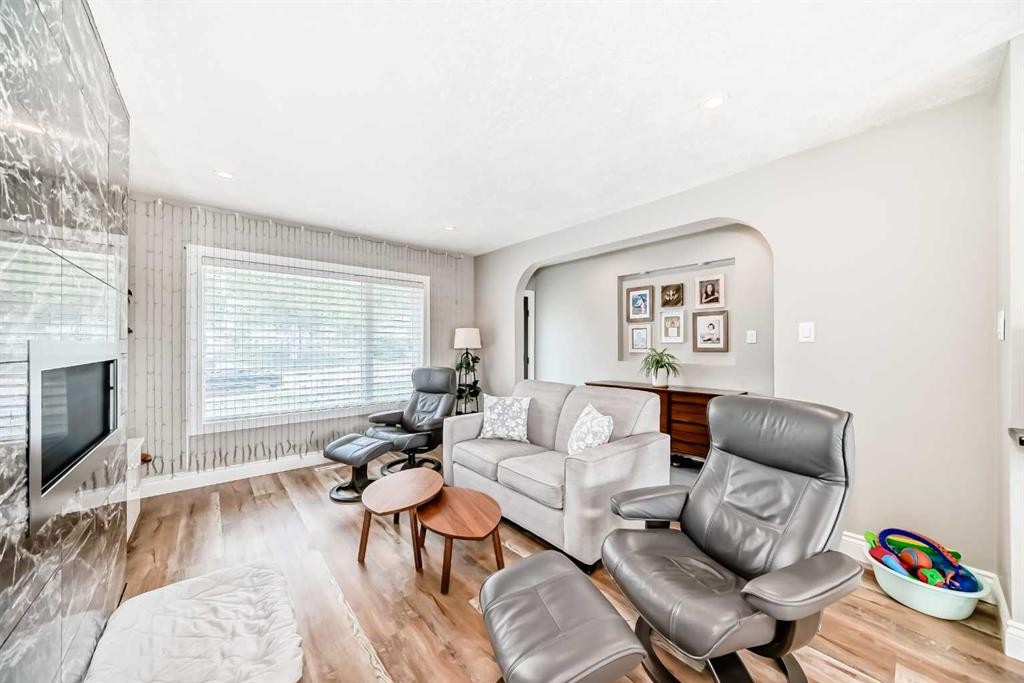 2415 9 Avenue Nw, Calgary, AB - Indoor Photo Showing Living Room With Fireplace