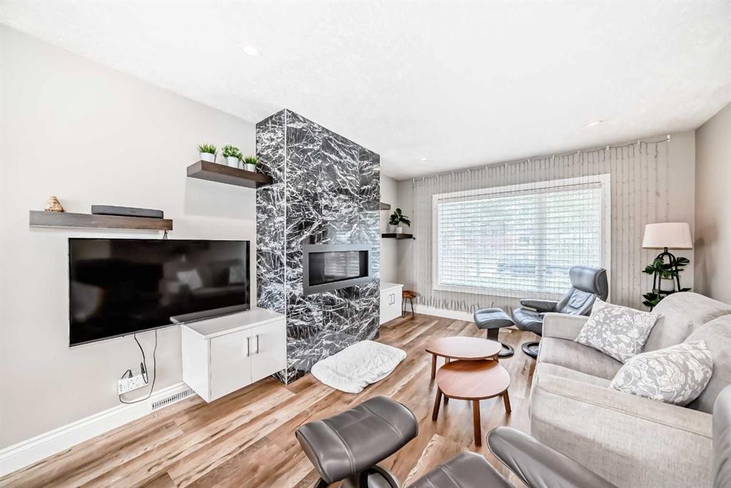 2415 9 Avenue Nw, Calgary, AB - Indoor Photo Showing Living Room With Fireplace