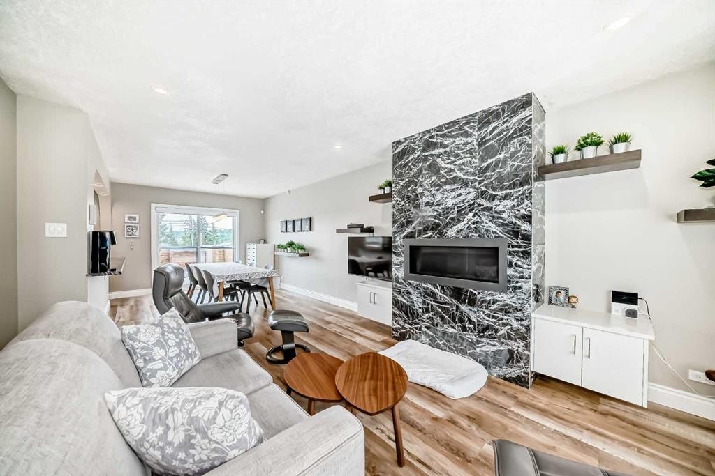 2415 9 Avenue Nw, Calgary, AB - Indoor Photo Showing Living Room With Fireplace