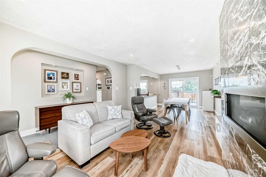 2415 9 Avenue Nw, Calgary, AB - Indoor Photo Showing Living Room
