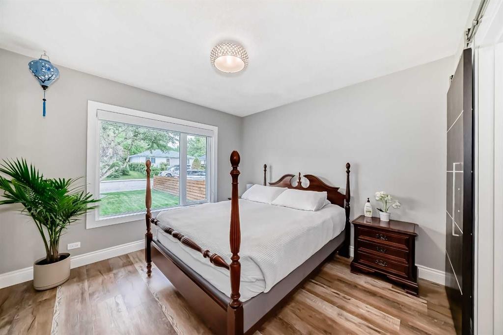 2415 9 Avenue Nw, Calgary, AB - Indoor Photo Showing Bedroom