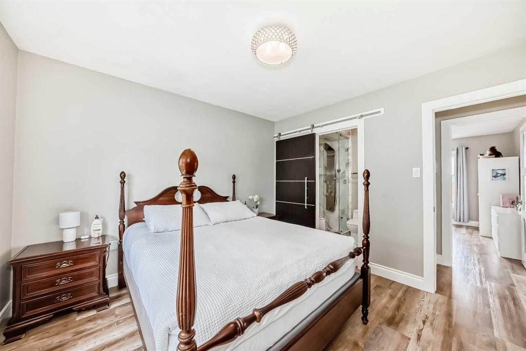 2415 9 Avenue Nw, Calgary, AB - Indoor Photo Showing Bedroom