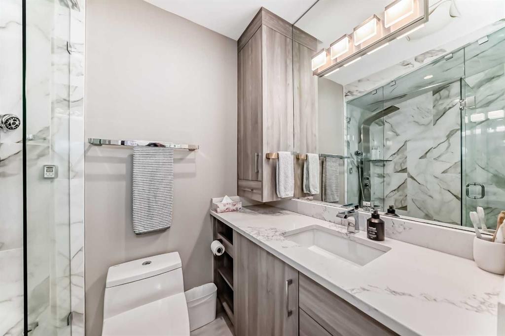 2415 9 Avenue Nw, Calgary, AB - Indoor Photo Showing Bathroom