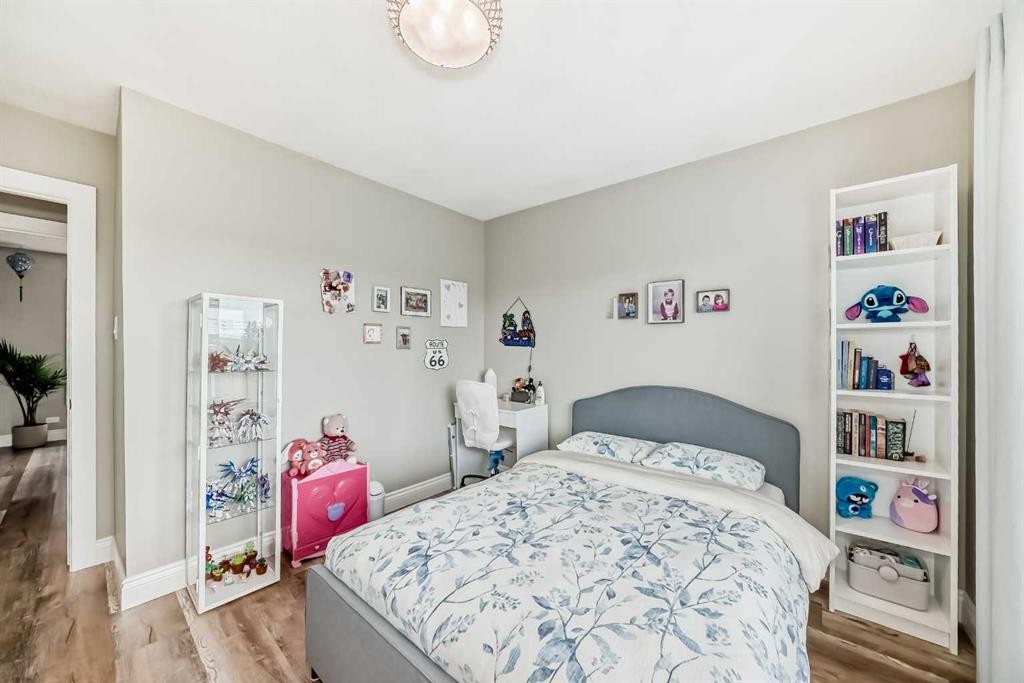 2415 9 Avenue Nw, Calgary, AB - Indoor Photo Showing Bedroom