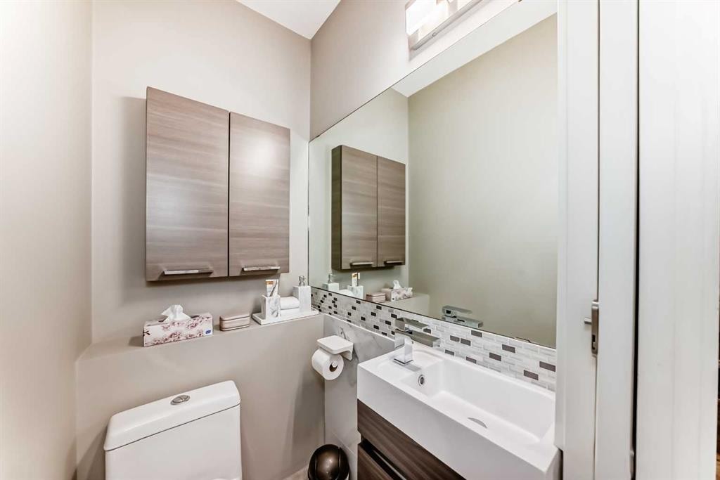 2415 9 Avenue Nw, Calgary, AB - Indoor Photo Showing Bathroom
