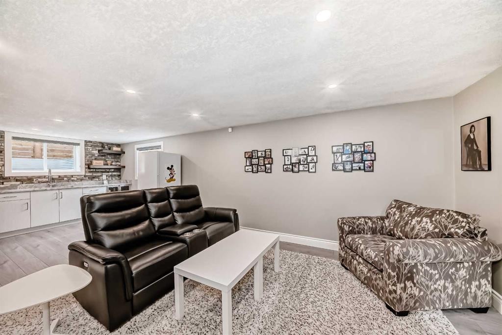 2415 9 Avenue Nw, Calgary, AB - Indoor