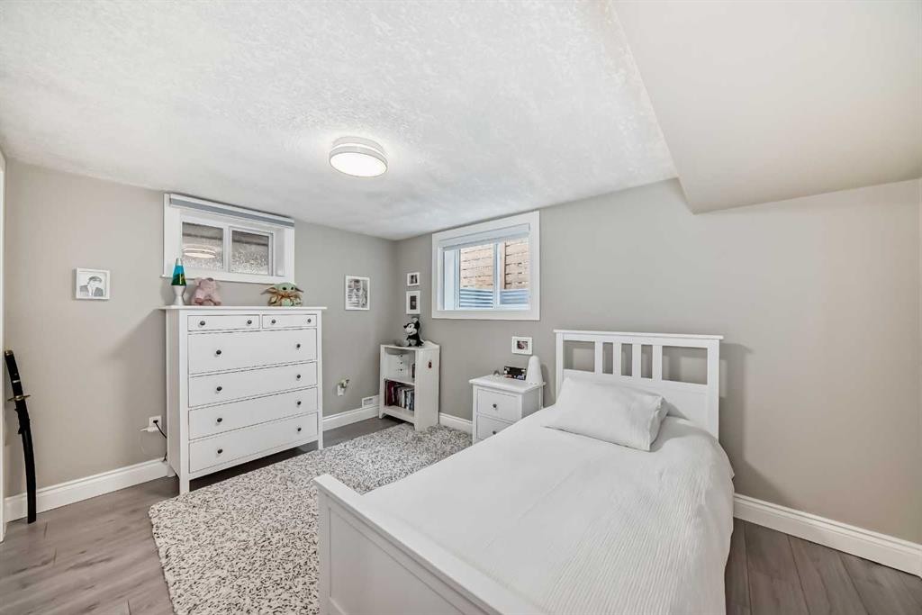 2415 9 Avenue Nw, Calgary, AB - Indoor Photo Showing Bedroom