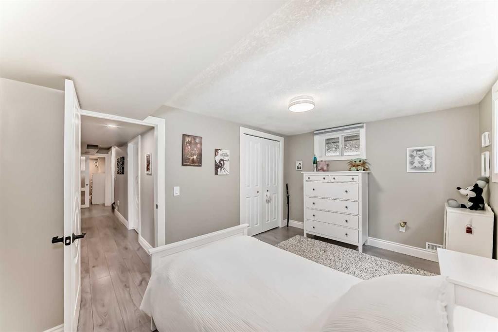 2415 9 Avenue Nw, Calgary, AB - Indoor Photo Showing Bedroom