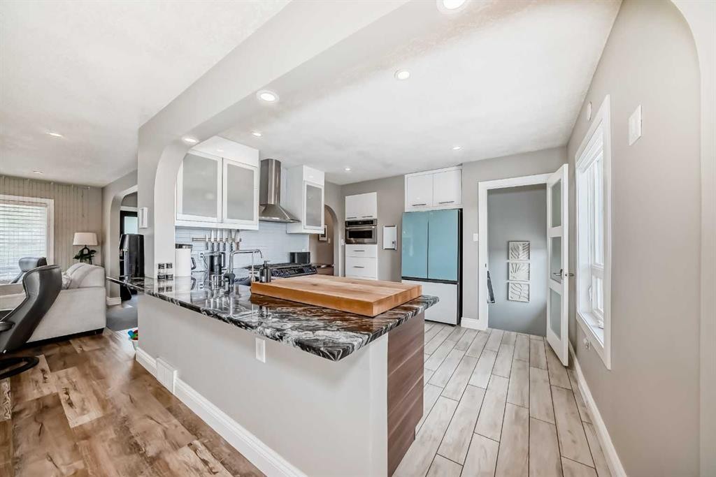 2415 9 Avenue Nw, Calgary, AB - Indoor Photo Showing Kitchen With Upgraded Kitchen
