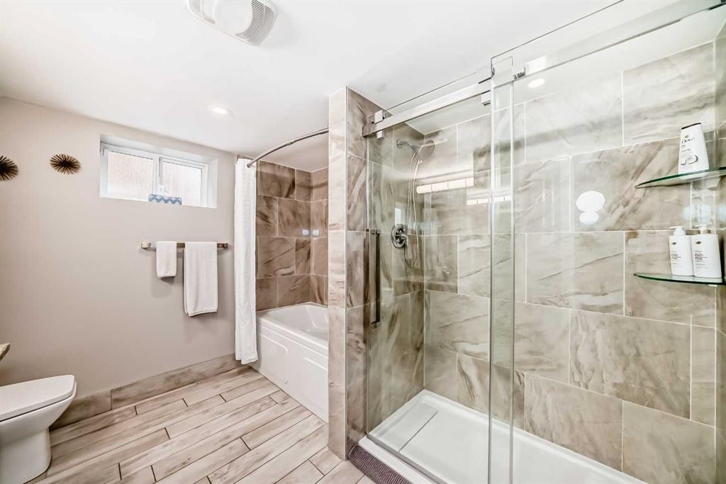 2415 9 Avenue Nw, Calgary, AB - Indoor Photo Showing Bathroom