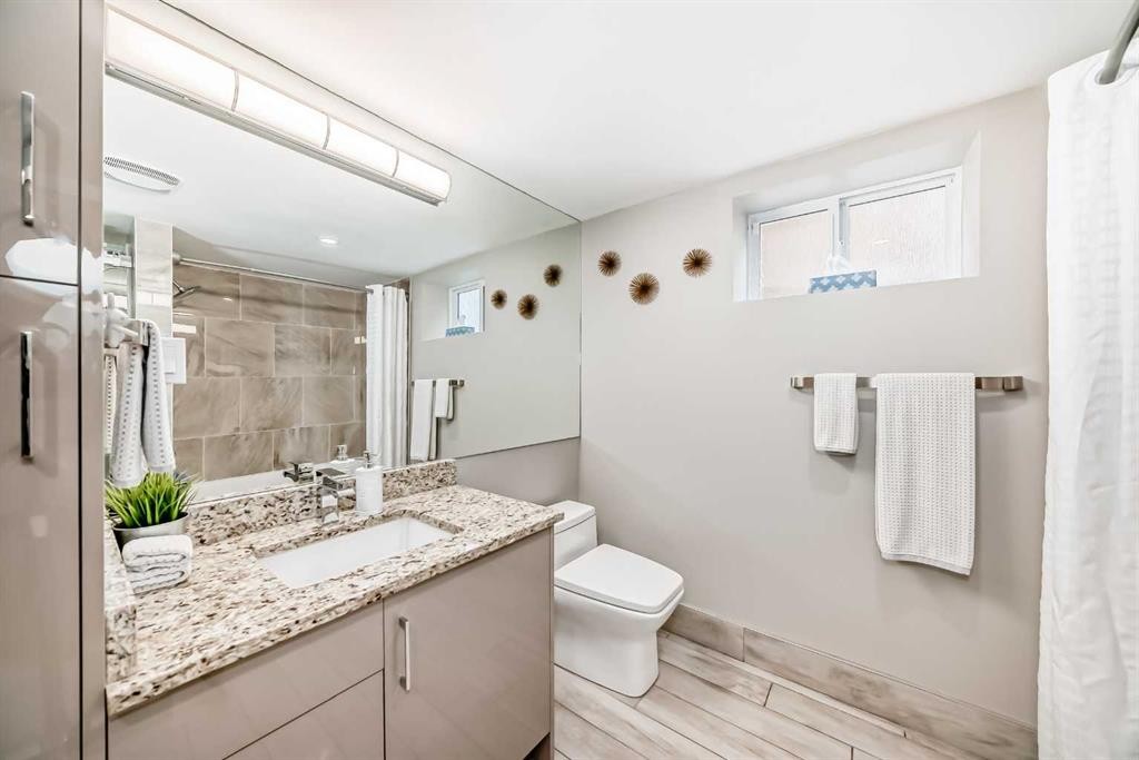 2415 9 Avenue Nw, Calgary, AB - Indoor Photo Showing Bathroom