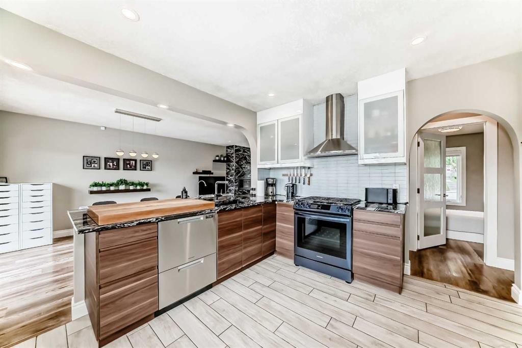 2415 9 Avenue Nw, Calgary, AB - Indoor Photo Showing Kitchen