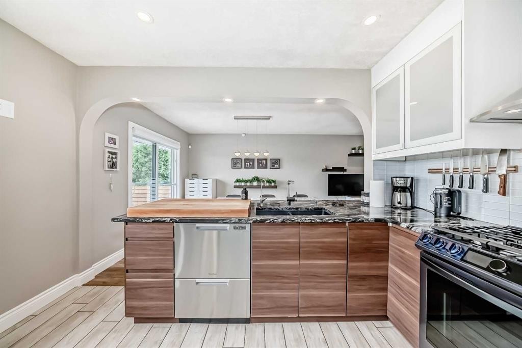2415 9 Avenue Nw, Calgary, AB - Indoor Photo Showing Kitchen