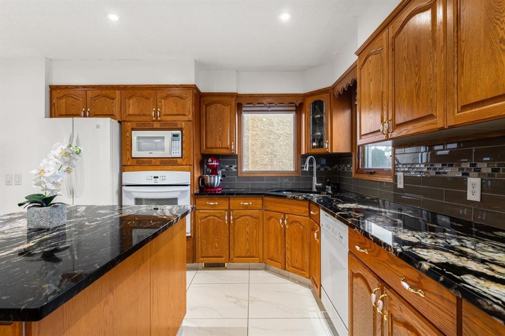 107 Pasadena Green Ne, Calgary, AB - Indoor Photo Showing Kitchen