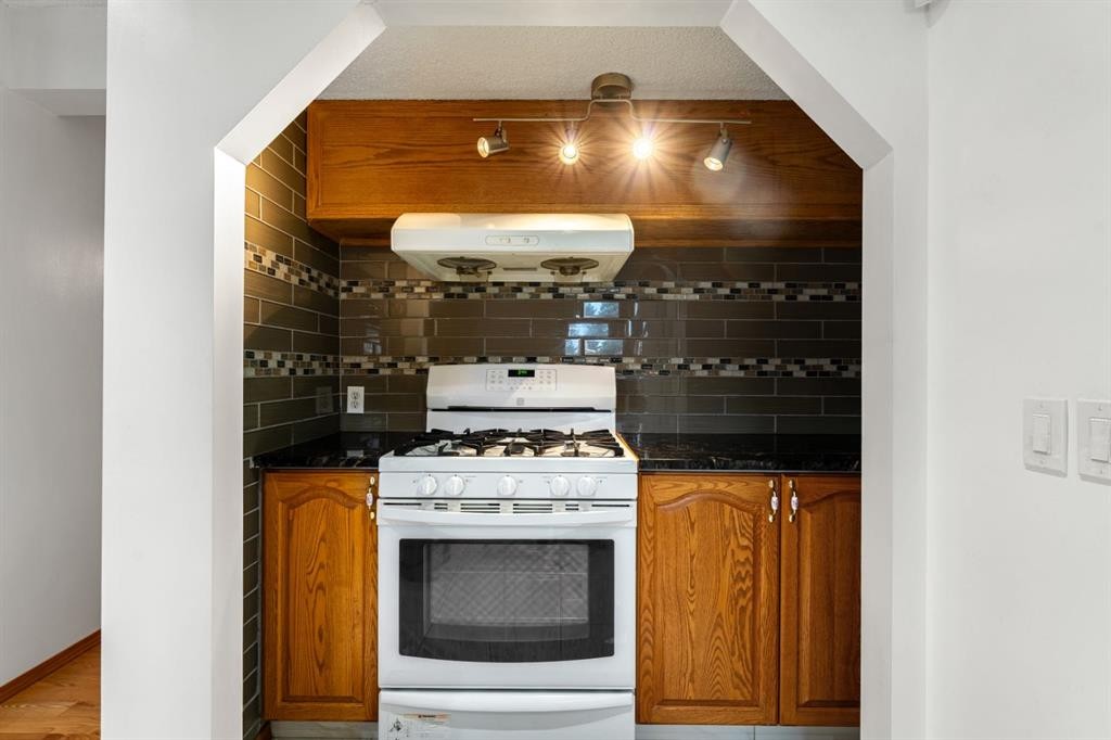 107 Pasadena Green Ne, Calgary, AB - Indoor Photo Showing Kitchen