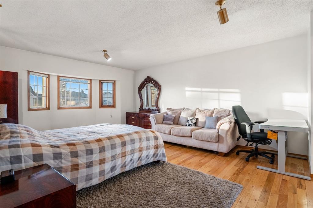 107 Pasadena Green Ne, Calgary, AB - Indoor Photo Showing Bedroom