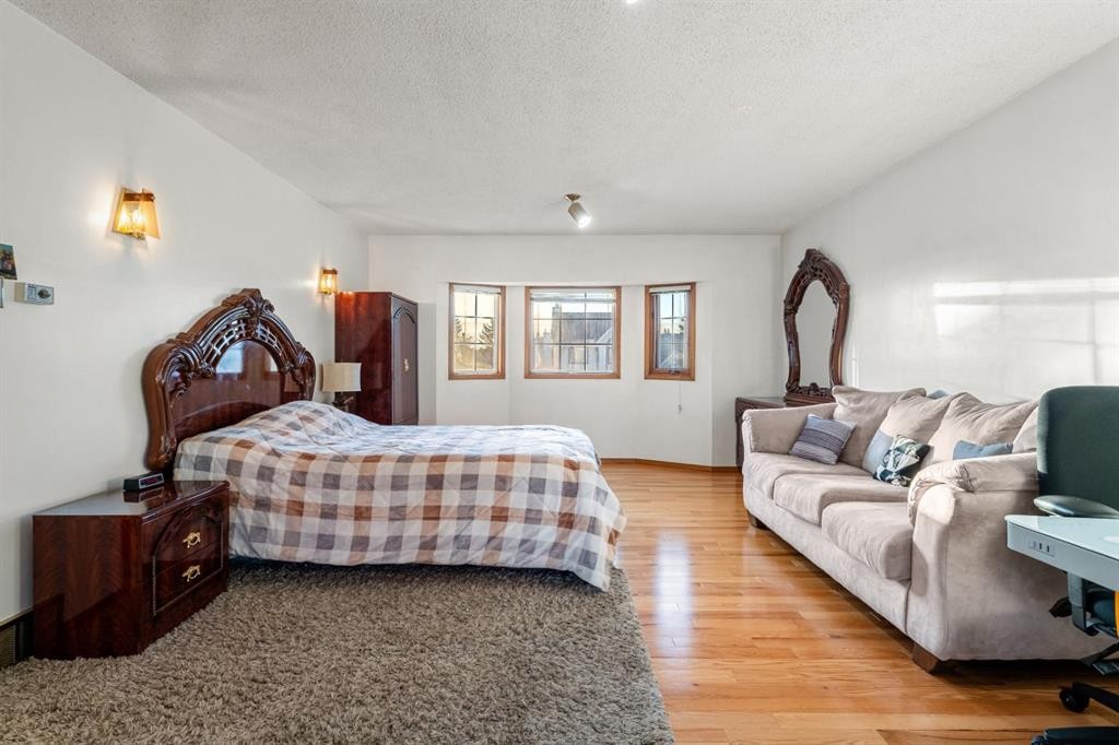107 Pasadena Green Ne, Calgary, AB - Indoor Photo Showing Bedroom
