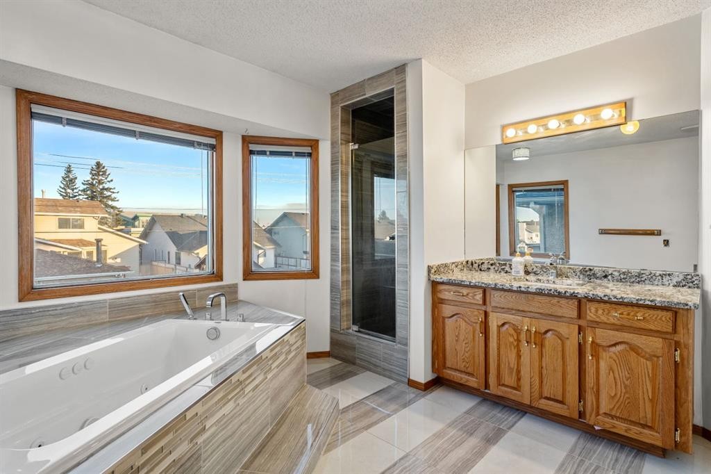107 Pasadena Green Ne, Calgary, AB - Indoor Photo Showing Bathroom
