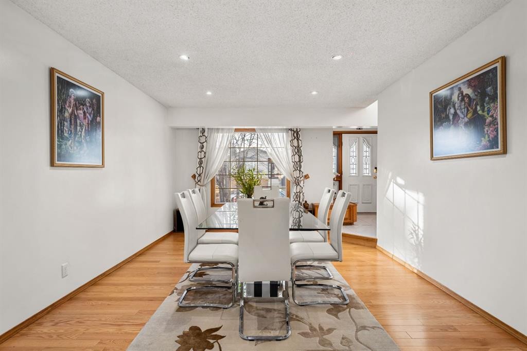 107 Pasadena Green Ne, Calgary, AB - Indoor Photo Showing Dining Room
