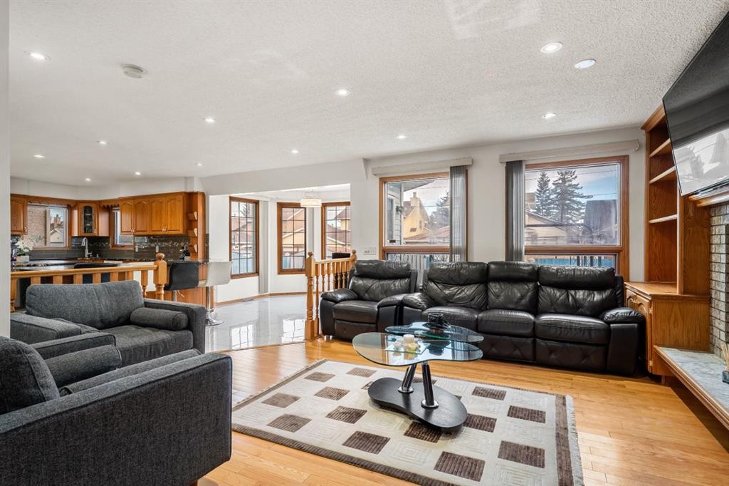 107 Pasadena Green Ne, Calgary, AB - Indoor Photo Showing Living Room