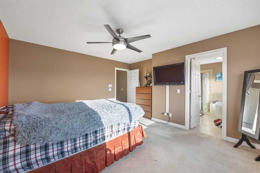 67 Evansmeade Crescent Nw, Calgary, AB - Indoor Photo Showing Bedroom