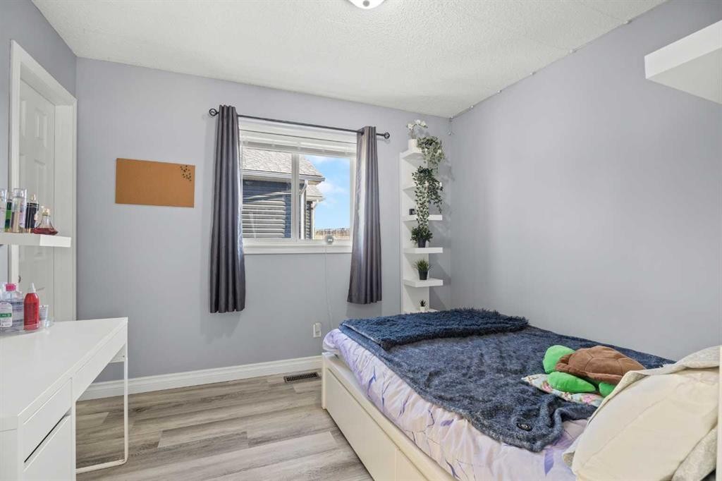 67 Evansmeade Crescent Nw, Calgary, AB - Indoor Photo Showing Bedroom