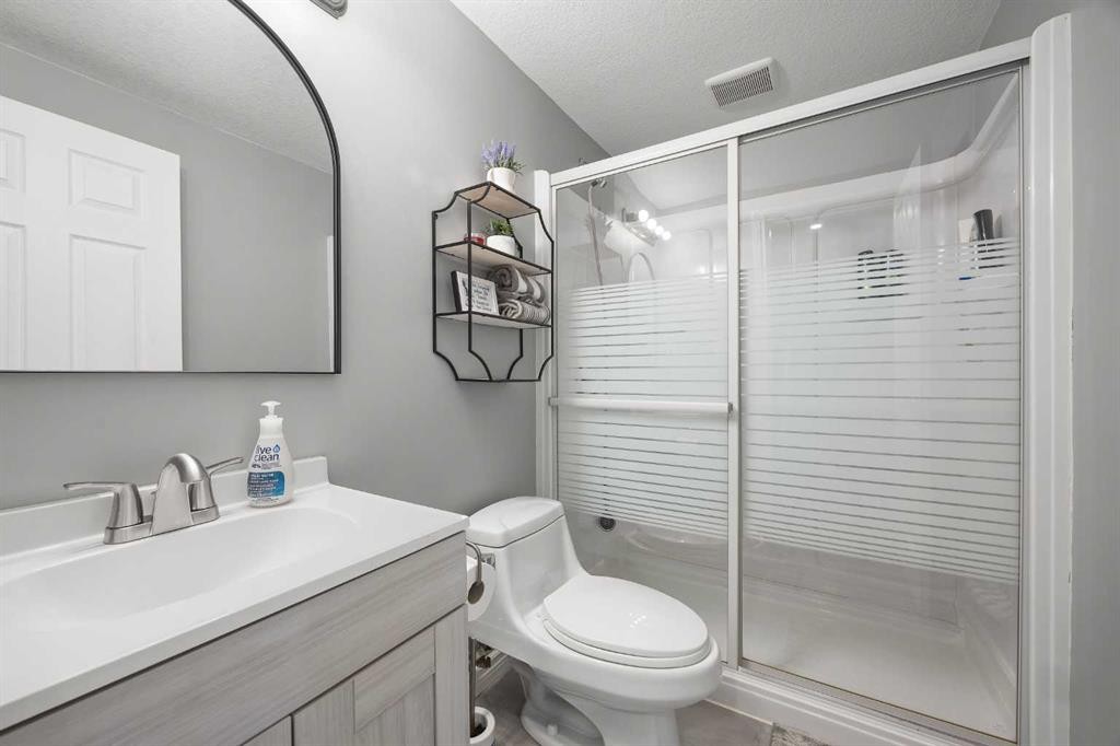 67 Evansmeade Crescent Nw, Calgary, AB - Indoor Photo Showing Bathroom