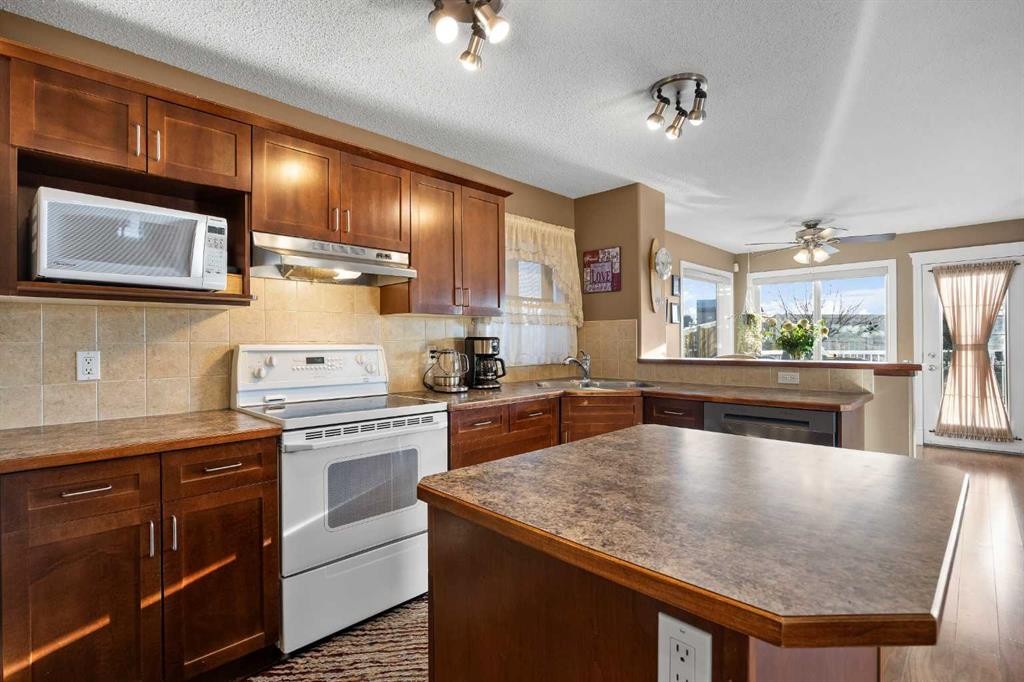 67 Evansmeade Crescent Nw, Calgary, AB - Indoor Photo Showing Kitchen With Double Sink