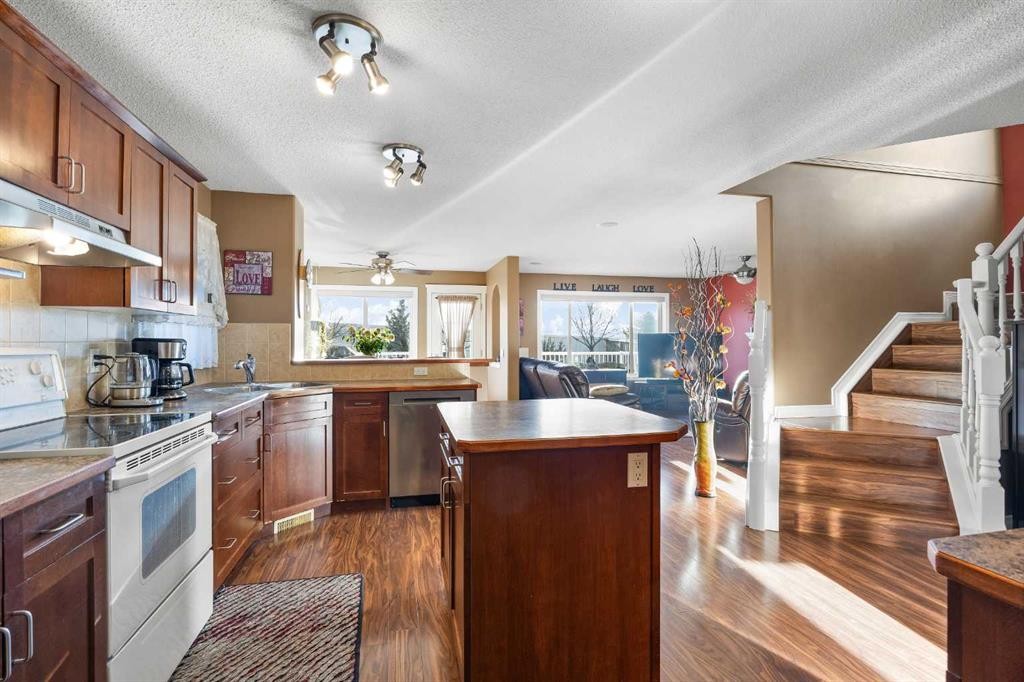 67 Evansmeade Crescent Nw, Calgary, AB - Indoor Photo Showing Kitchen With Double Sink