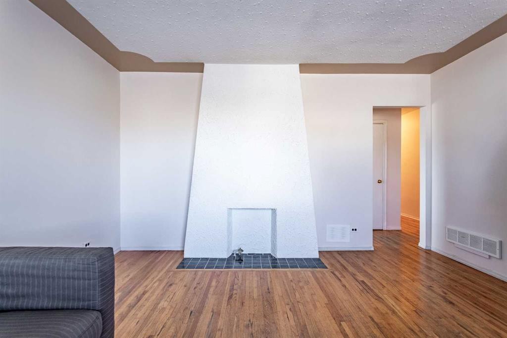 1511 28 Avenue Sw, Calgary, AB - Indoor Photo Showing Other Room