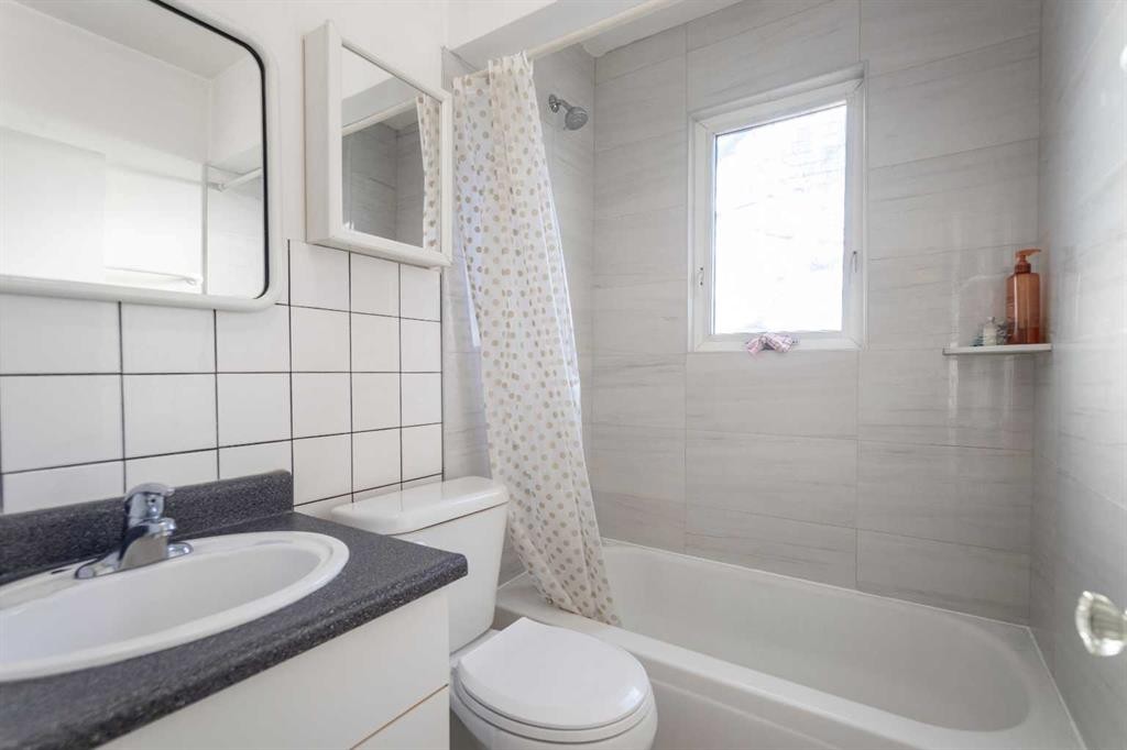 1511 28 Avenue Sw, Calgary, AB - Indoor Photo Showing Bathroom