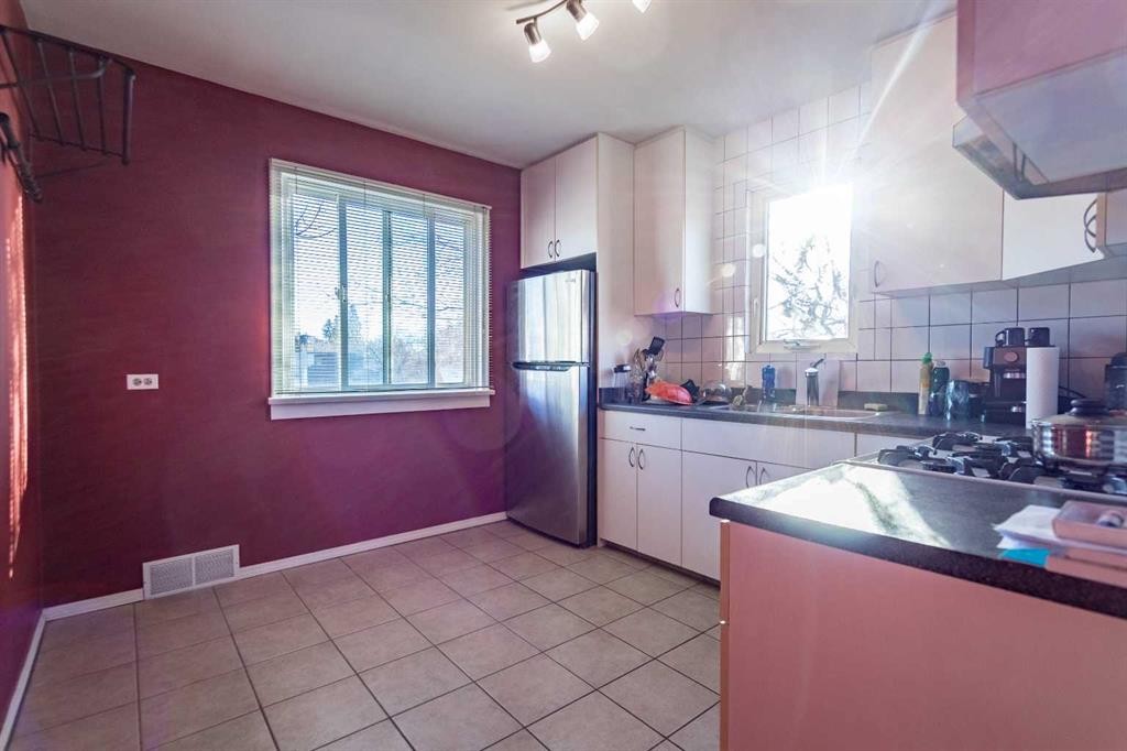 1511 28 Avenue Sw, Calgary, AB - Indoor Photo Showing Kitchen