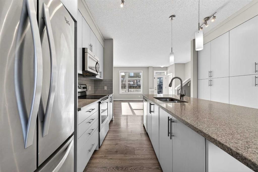 30 Sage Bluff Gate Nw, Calgary, AB - Indoor Photo Showing Kitchen With Stainless Steel Kitchen With Double Sink With Upgraded Kitchen