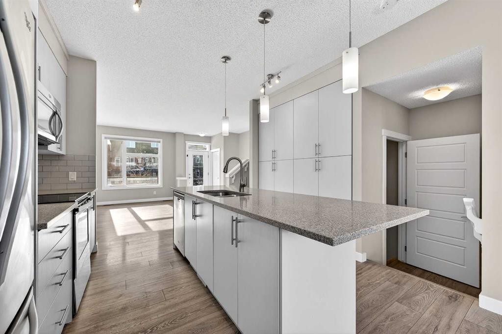 30 Sage Bluff Gate Nw, Calgary, AB - Indoor Photo Showing Kitchen With Upgraded Kitchen