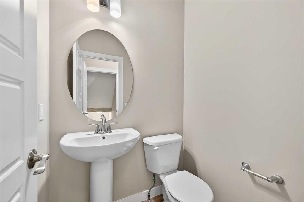 30 Sage Bluff Gate Nw, Calgary, AB - Indoor Photo Showing Bathroom