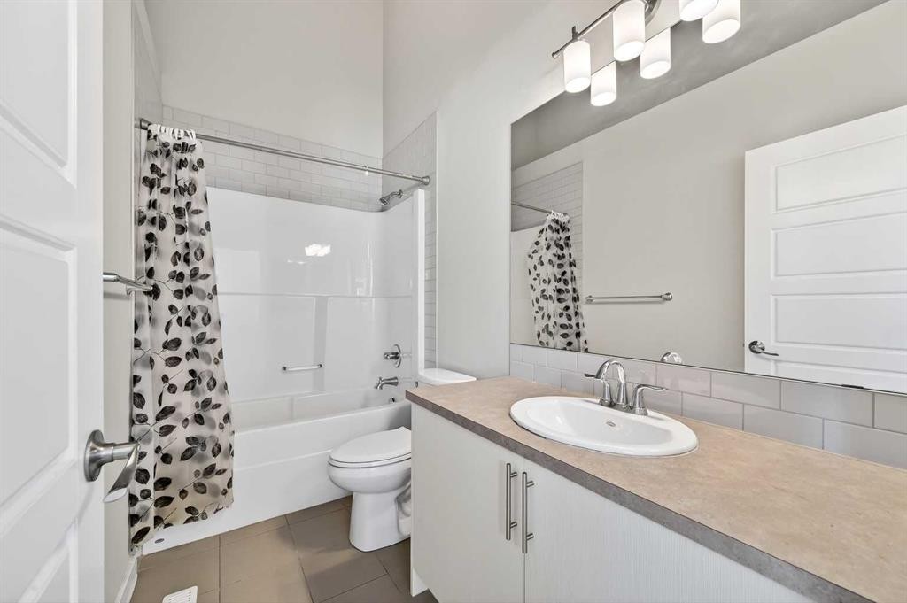 30 Sage Bluff Gate Nw, Calgary, AB - Indoor Photo Showing Bathroom