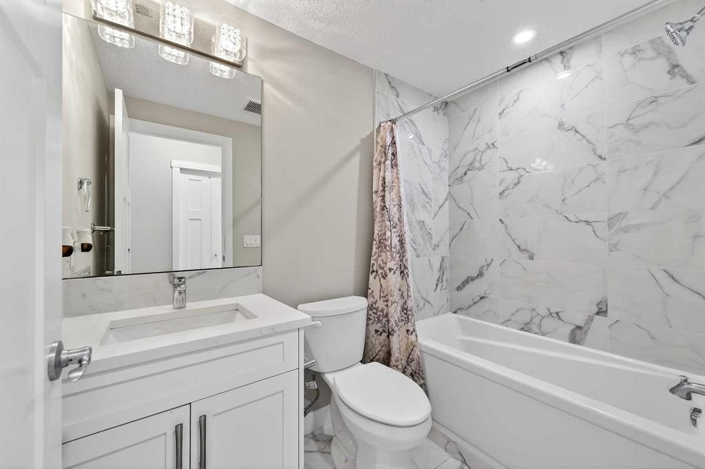 30 Sage Bluff Gate Nw, Calgary, AB - Indoor Photo Showing Bathroom