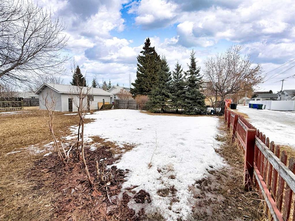 4906 52 Avenue, Olds, AB - Outdoor