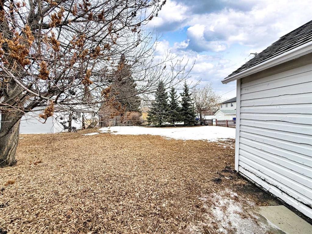 4906 52 Avenue, Olds, AB - Outdoor
