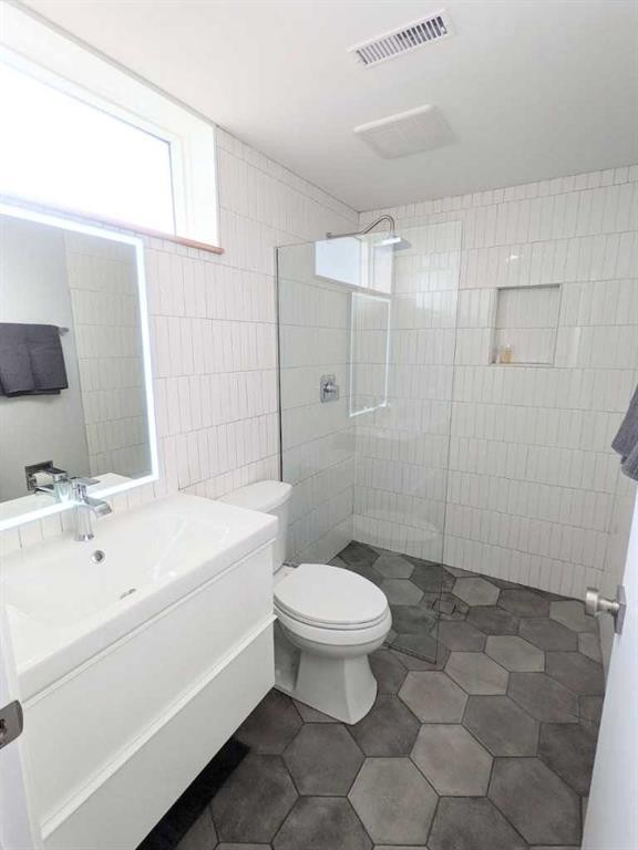 2103 Milne Drive Ne, Calgary, AB - Indoor Photo Showing Bathroom