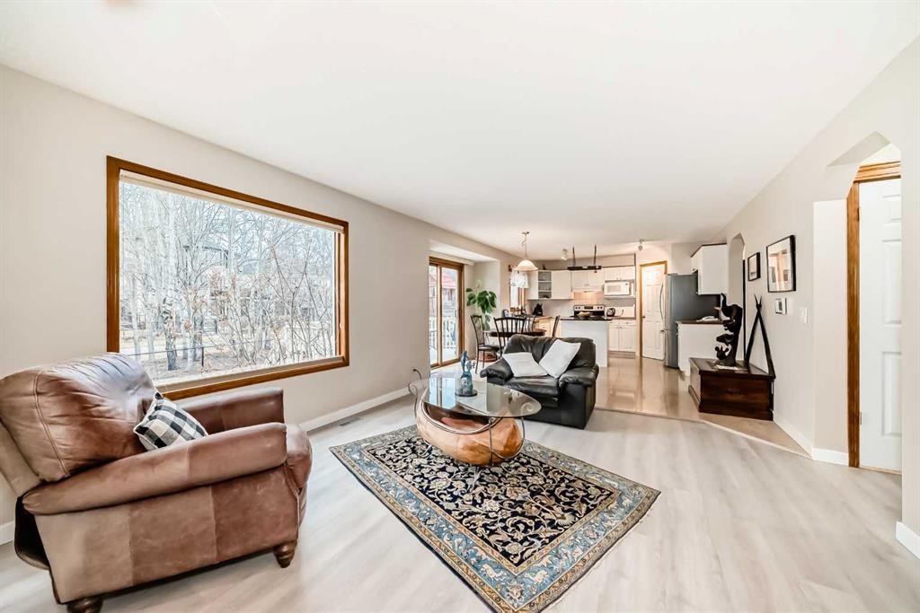 66 Tuscany Hills Point Nw, Calgary, AB - Indoor Photo Showing Living Room