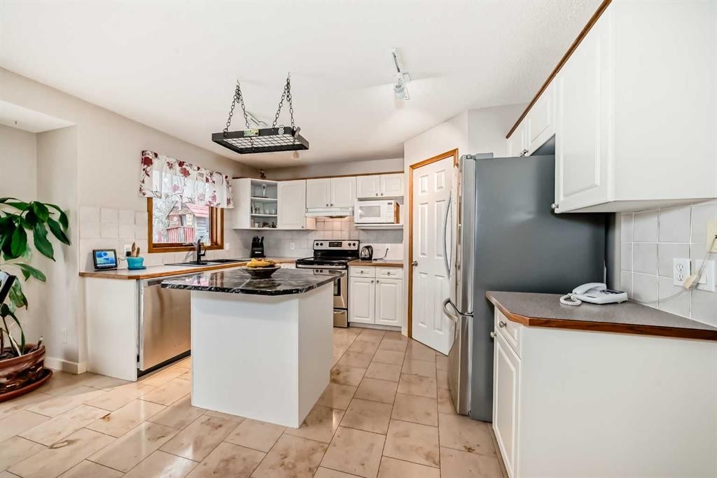 66 Tuscany Hills Point Nw, Calgary, AB - Indoor Photo Showing Kitchen
