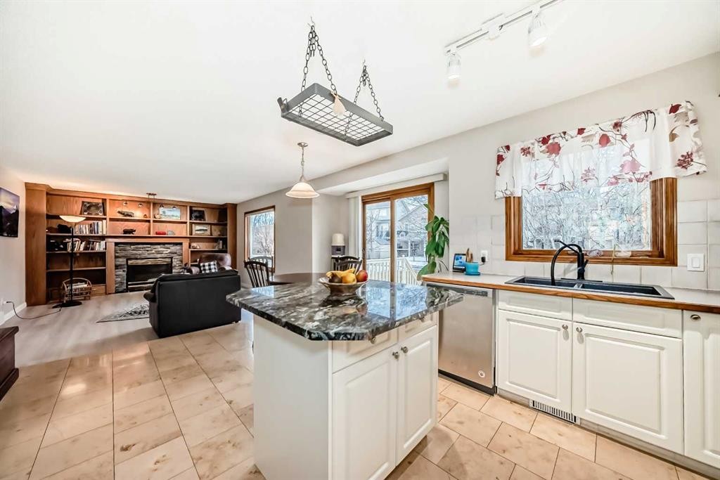 66 Tuscany Hills Point Nw, Calgary, AB - Indoor Photo Showing Kitchen With Double Sink