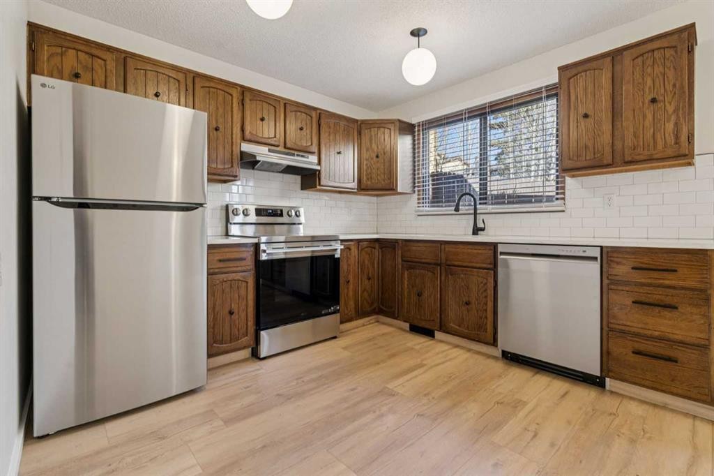 91 Edgehill Drive Nw, Calgary, AB - Indoor Photo Showing Kitchen With Stainless Steel Kitchen