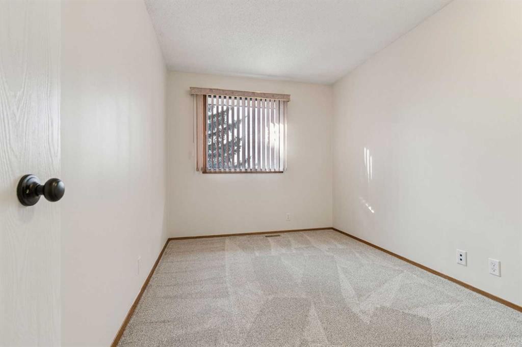 91 Edgehill Drive Nw, Calgary, AB - Indoor Photo Showing Other Room