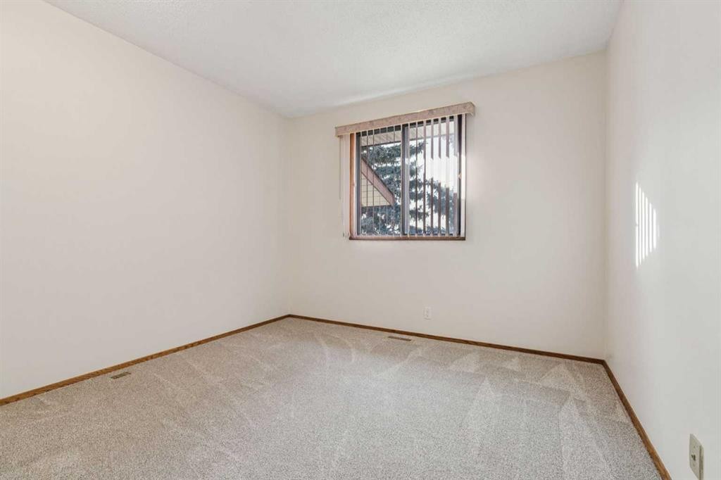 91 Edgehill Drive Nw, Calgary, AB - Indoor Photo Showing Other Room