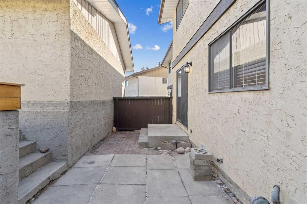 91 Edgehill Drive Nw, Calgary, AB - Outdoor With Exterior