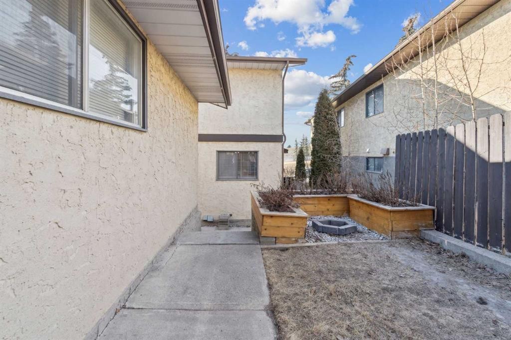 91 Edgehill Drive Nw, Calgary, AB - Outdoor With Exterior